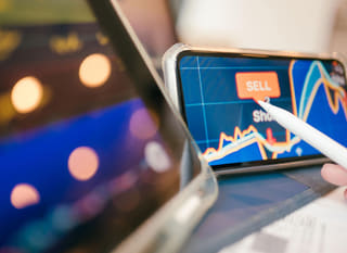Analyste des marchés multiples examinant Bitcoin, Ethereum et les contrats de change